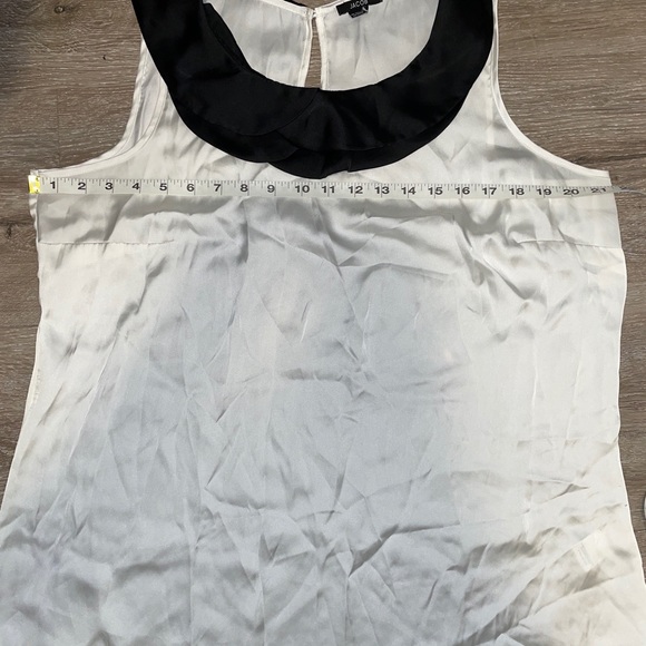 ⭐️5 for $25⭐️ 

Black and white sleeveless top - Picture 4 of 6